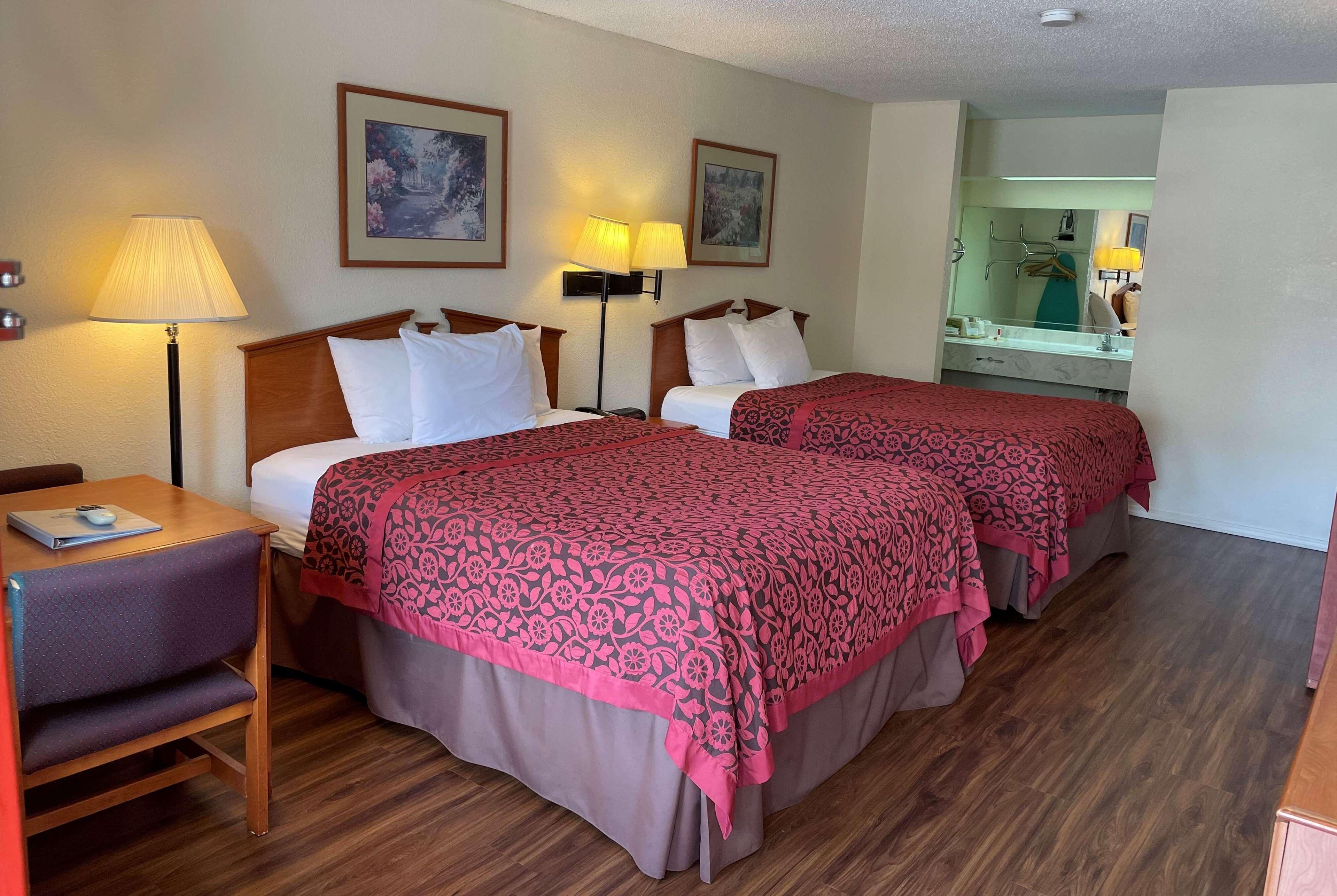 Days Inn & Suites By Wyndham Marshall Kültér fotó