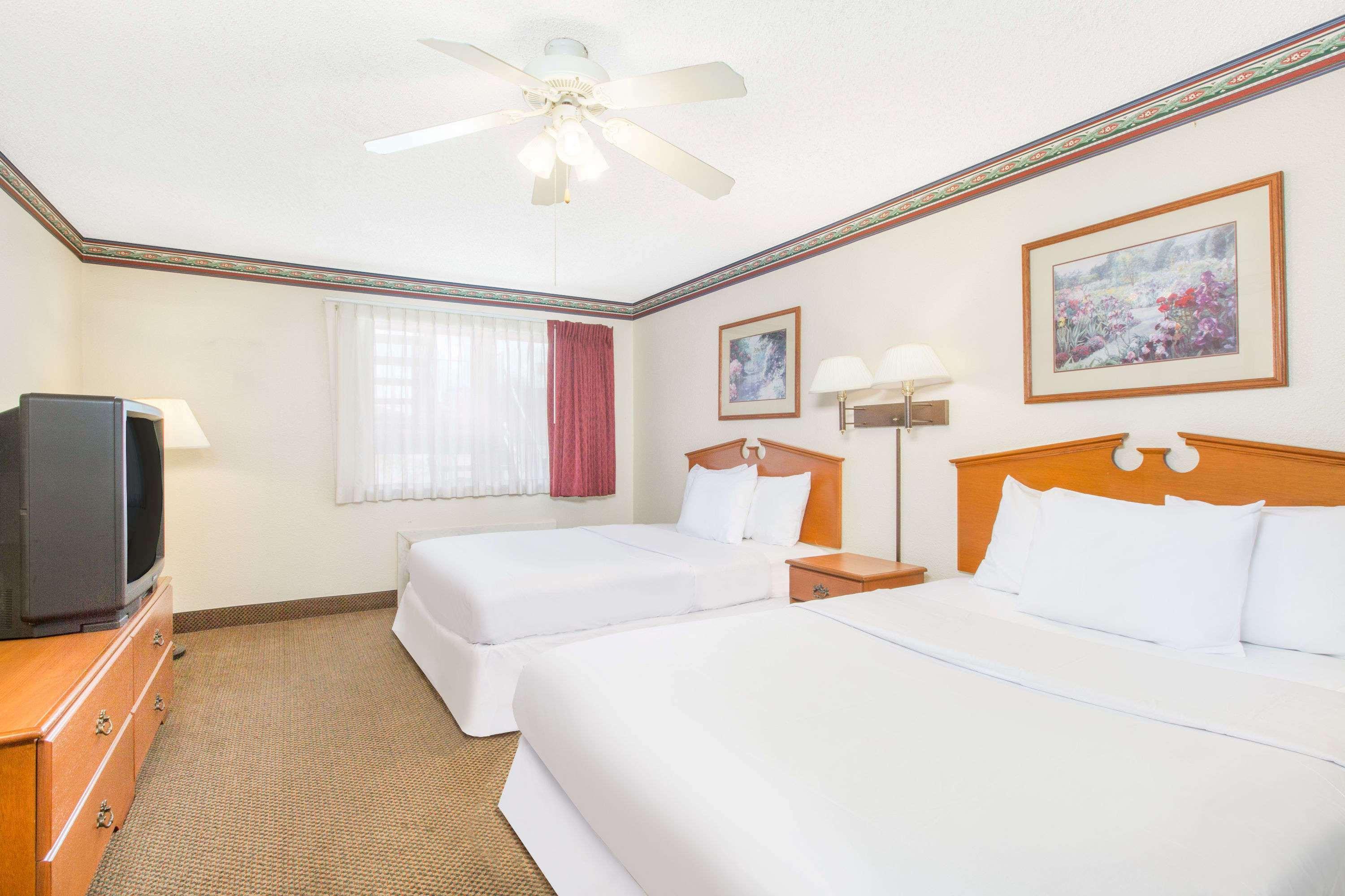 Days Inn & Suites By Wyndham Marshall Kültér fotó