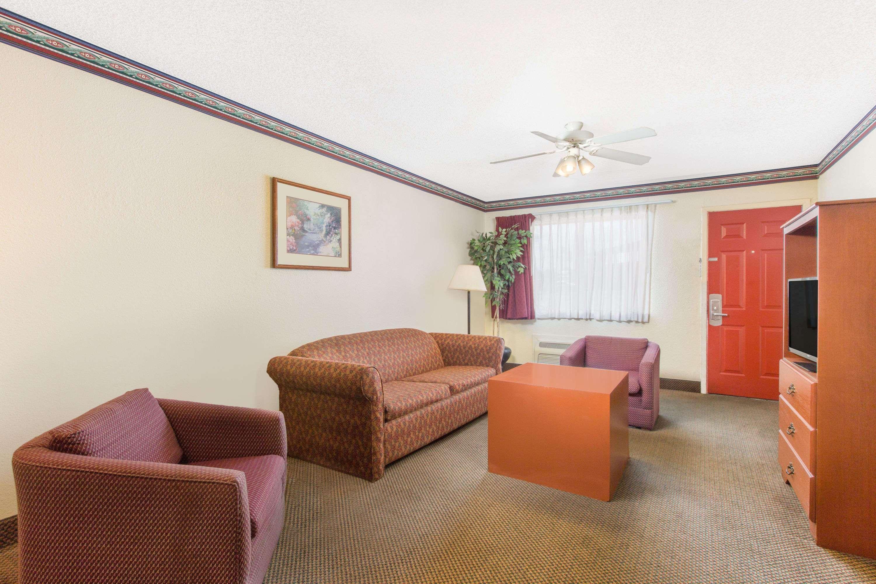 Days Inn & Suites By Wyndham Marshall Kültér fotó