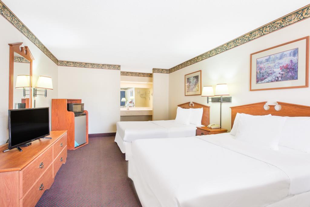 Days Inn & Suites By Wyndham Marshall Kültér fotó